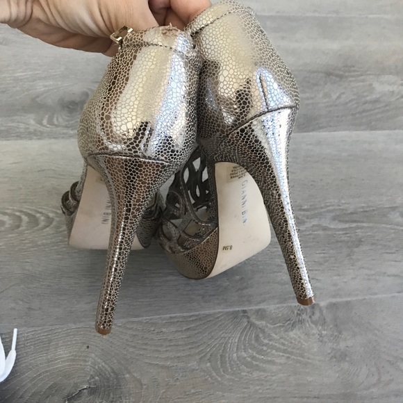 Gianni Bini gold champagne heels sandals - Picture 8 of 9